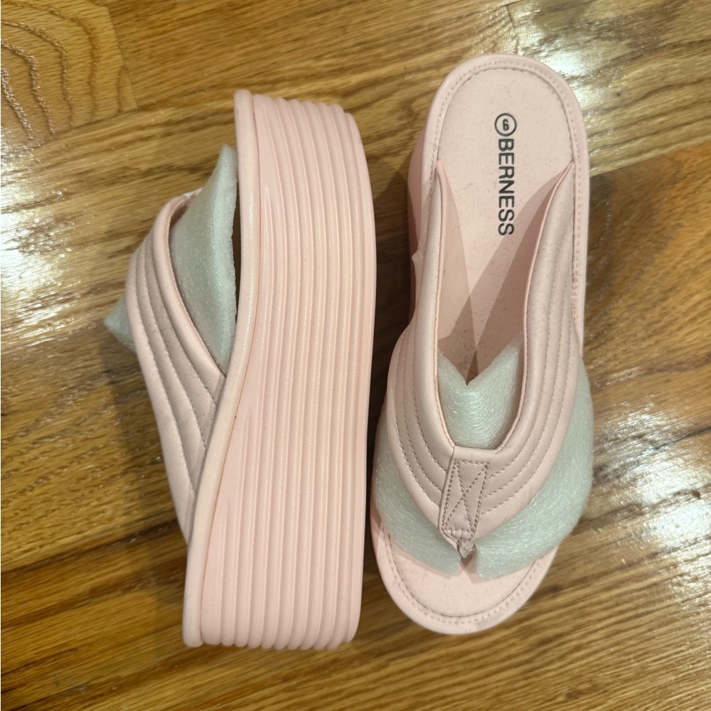 NWT Baby pink Berness pink platform sandals